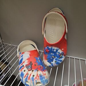 Crocs Classic Tie Dye Clog Shoes Red White Blue With Gibits  Size M5 W7 Shoe 3